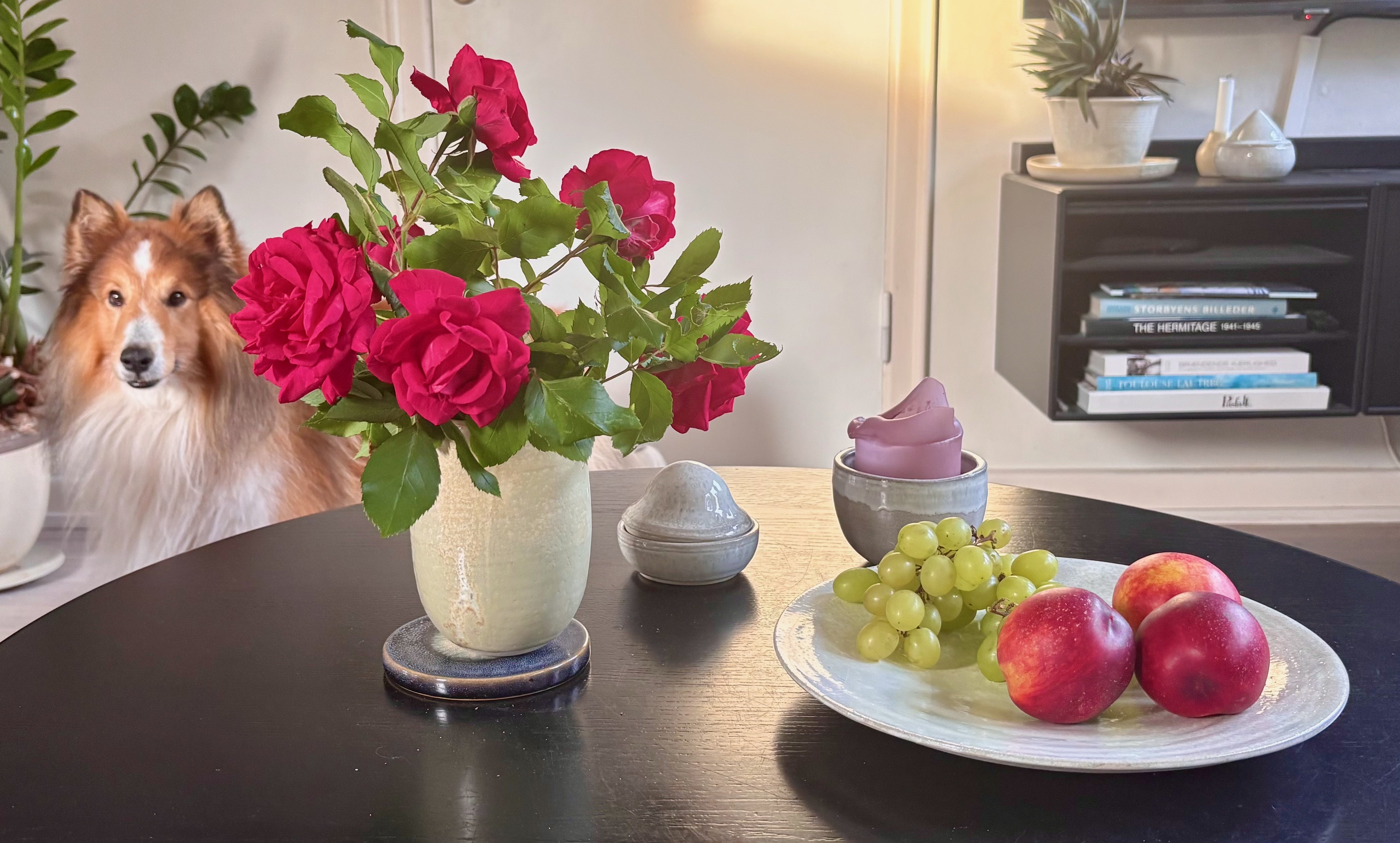 Keramik på bord i atelier